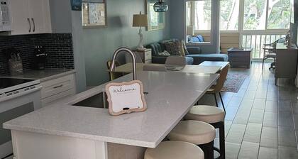 Ocean front complex, ocean and lagoon view villa. A quiet, natural paradise.