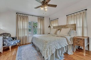 4 slaapkamers, een bureau, een strijkplank/strijkijzer, wifi