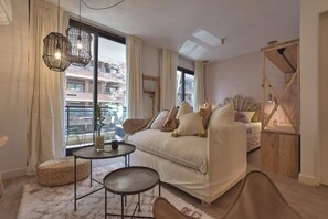 Tabla de planchar con plancha, wifi gratis y ropa de cama 