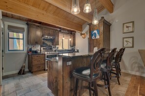 Kylskåp, mikrovågsugn, ugn och spishäll