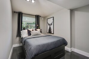 4 bedrooms, iron/ironing board, free WiFi, bed sheets