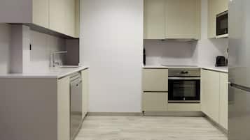 Mikrovågsugn, diskmaskin och matbord