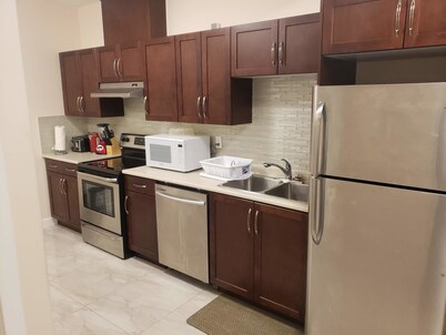2 BR SUITE with Spacious Kitchen and Hi Speed Internet Ideal for Long Stays
