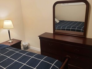 2 habitaciones, tabla de planchar con plancha, wifi y ropa de cama 