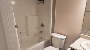 Ein Badezimmer mit Badewanne, Toilette und Waschbecken.