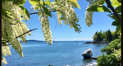 Charming summer cottage, steps to town and Shorepath! Sleeps 10