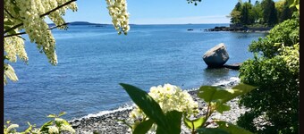 Charming summer cottage, steps to town and Shorepath! Sleeps 10