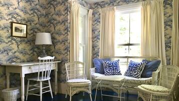 Televisión, chimenea, reproductor de DVD, libros