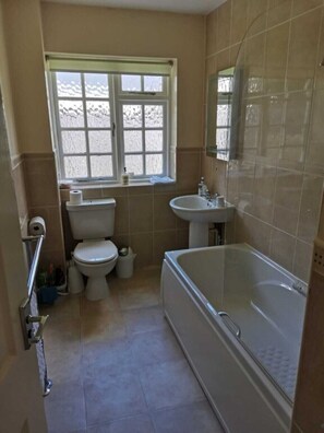 Combined shower/bathtub, hair dryer, towels, soap