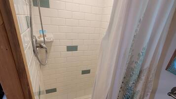 Ensemble douche/baignoire, sĂšche-cheveux, serviettes fournies, savon