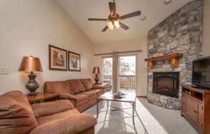 Televisio, takka, DVD-soitin, pöytäjalkapallopöytä