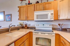 Een koelkast, een magnetron, een oven, een vaatwasser