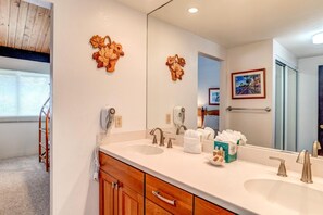 Regadera, amenidades de baño gratuitas, secadora de cabello, toallas 