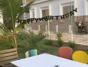 Outdoor dining - Yellow apartment- Pelka House , 2 bedroom . (Brusubi)