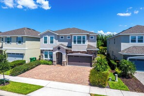 Talo (Multiple Bedrooms) | Sisätilat