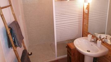 Douche, sèche-cheveux, serviettes fournies, savon
