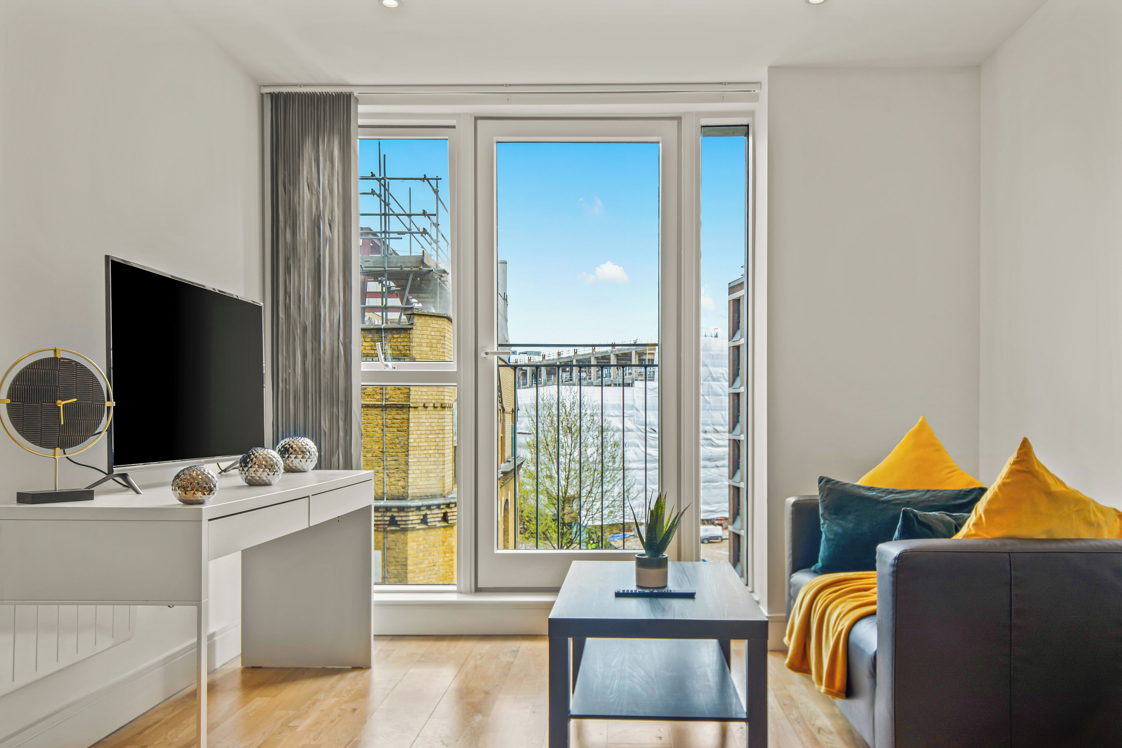 1 habitación, caja de seguridad en la habitación y escritorio 