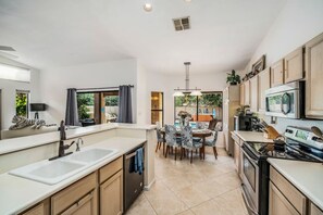 冷蔵庫、電子レンジ、オーブン、コンロ