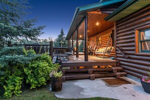 Terrace/patio - Big Bear Lodge Retreat where friends & families gather and meet! (Comins)