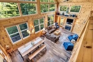 Smart TV, fireplace, DVD player, books - Big Bear Lodge Retreat where friends & families gather and meet! (Comins)
