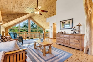 Smart-TV, Kamin, DVD-Player, Bücher