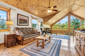 Smart-TV, Kamin, DVD-Player, Bücher