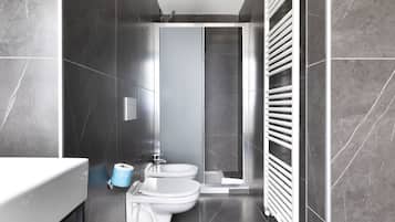 Dusche, Regendusche, kostenlose Toilettenartikel, Haartrockner