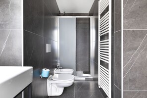 Een douche, een regendouche, gratis toiletartikelen, een haardroger