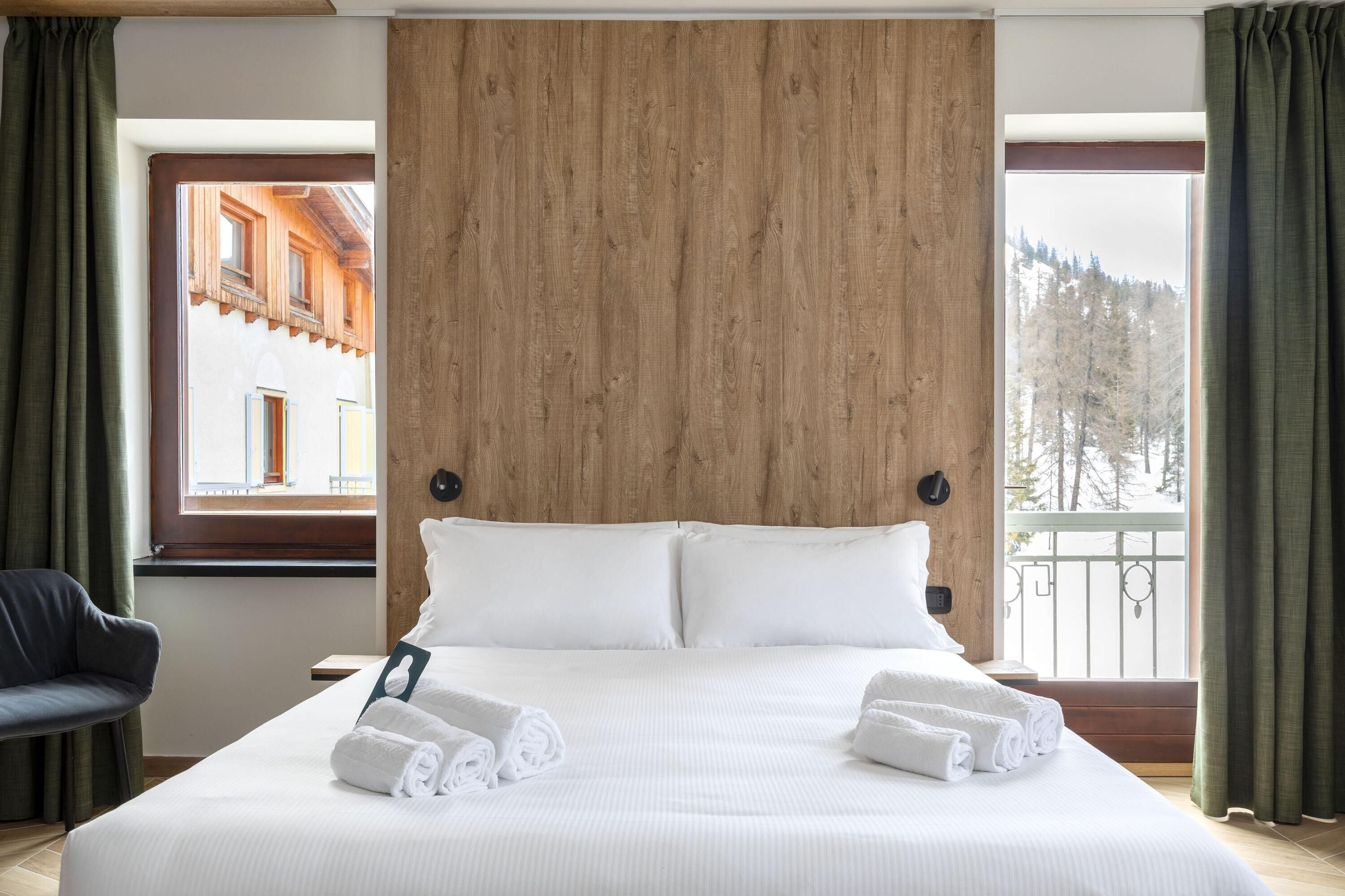 Standaard vierpersoonskamer, niet-roken, uitzicht op bergen | Hypoallergeen beddengoed, bedden met traagschuimmatrassen