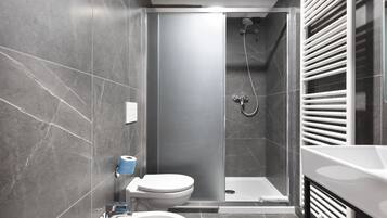 Douche, douche cascade, articles de toilette (gratuits)