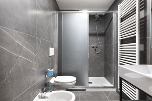 Shower, rainfall showerhead, free toiletries, hair dryer
