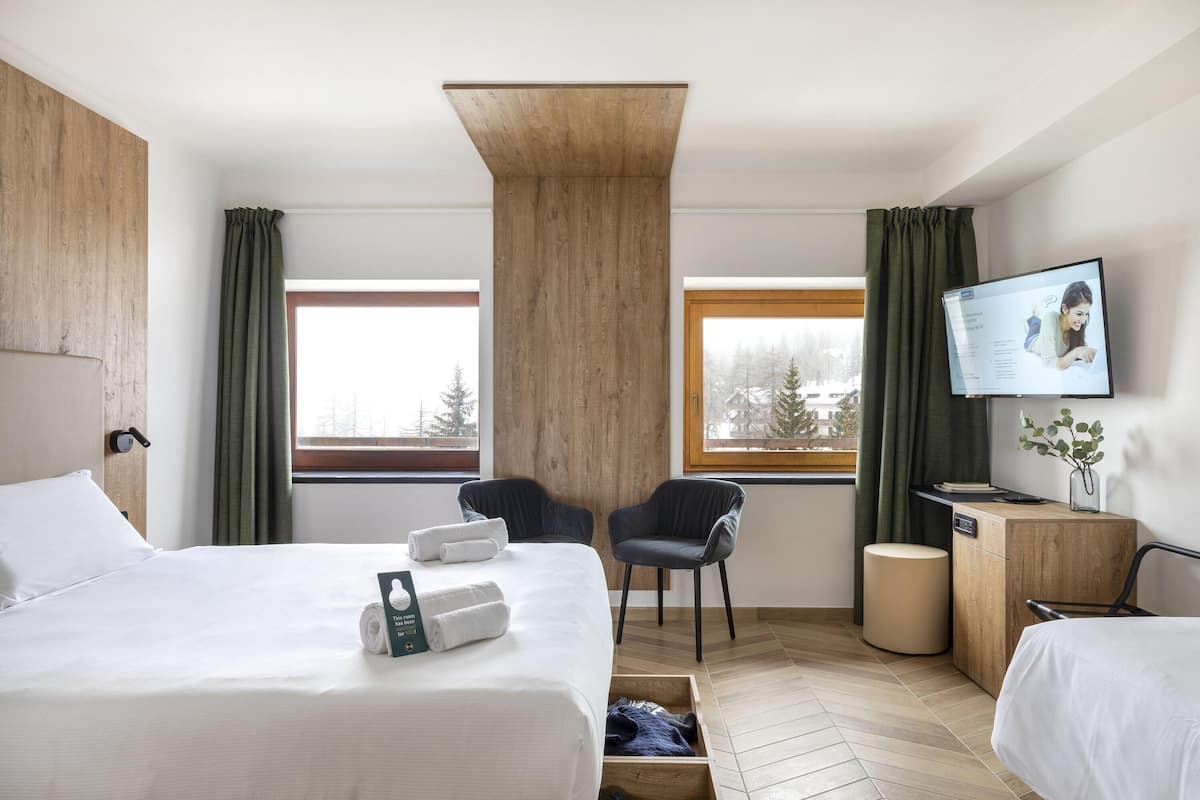 Kamar Triple Standar, Bebas Asap Rokok | Seprai antialergi, busa memori, brankas, dan didekorasi berbeda-beda