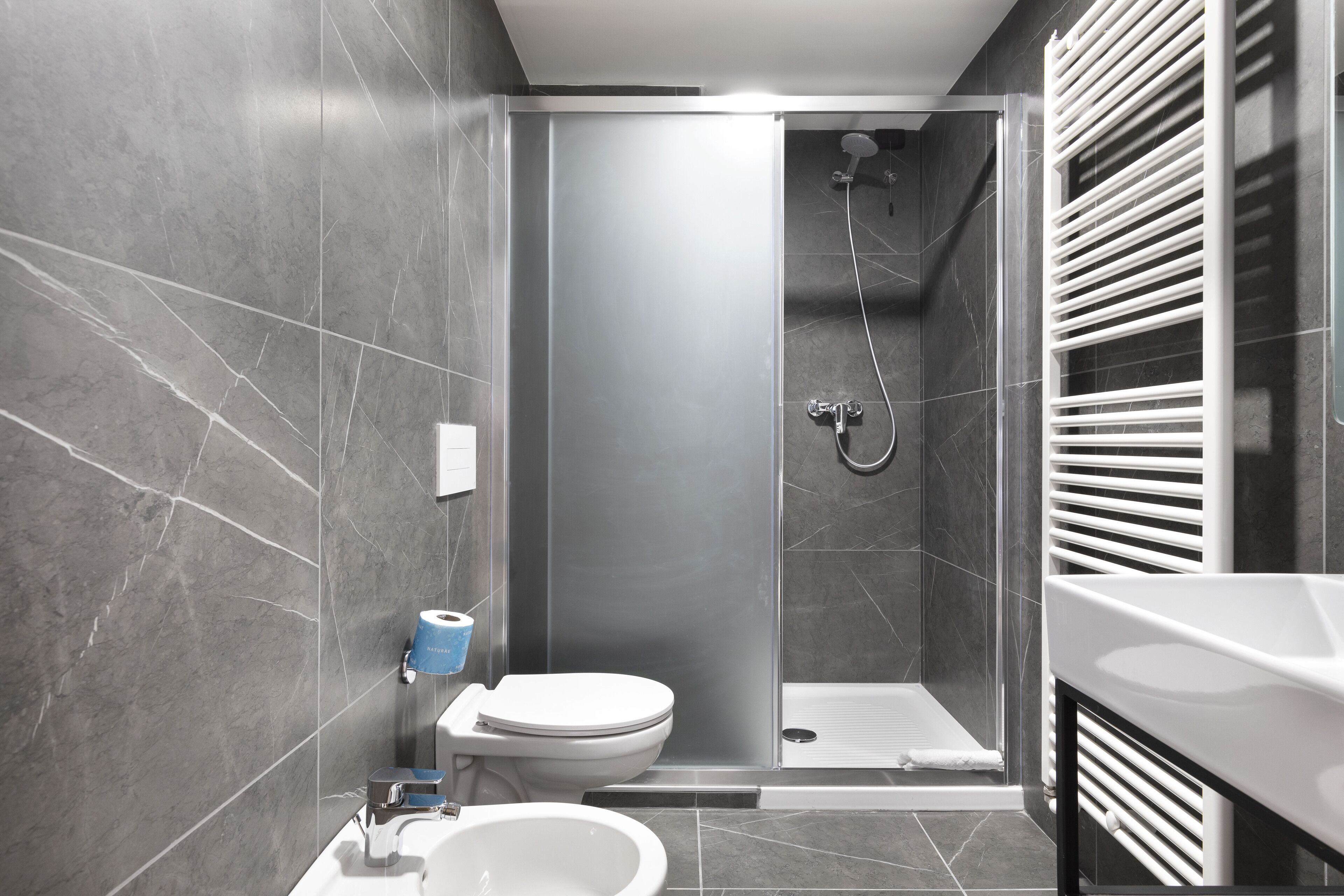 Shower, rainfall showerhead, free toiletries, hair dryer