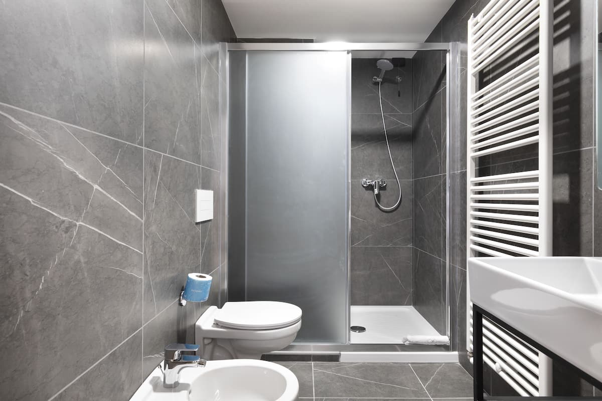 Shower, rainfall showerhead, free toiletries, hair dryer