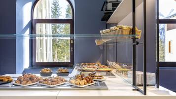 بوفيه فطور يوميًا بتكلفة قدرها (12 EUR للشخص)