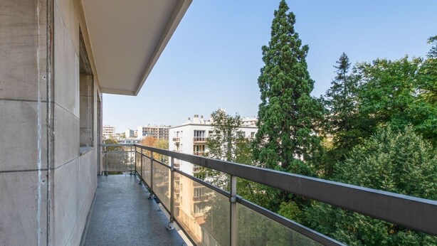 A balcony with a metal railing, overlooking a cityscape with buildings and trees. - Fauriel Aimé - Prestations haut de gamme - St Etienne (Saint Etienne)
