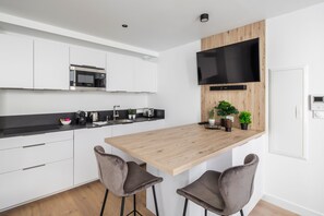 Kjøleskap, mikrobølgeovn, ovn og oppvaskmaskin