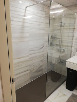 Regadera, bidet, toallas 