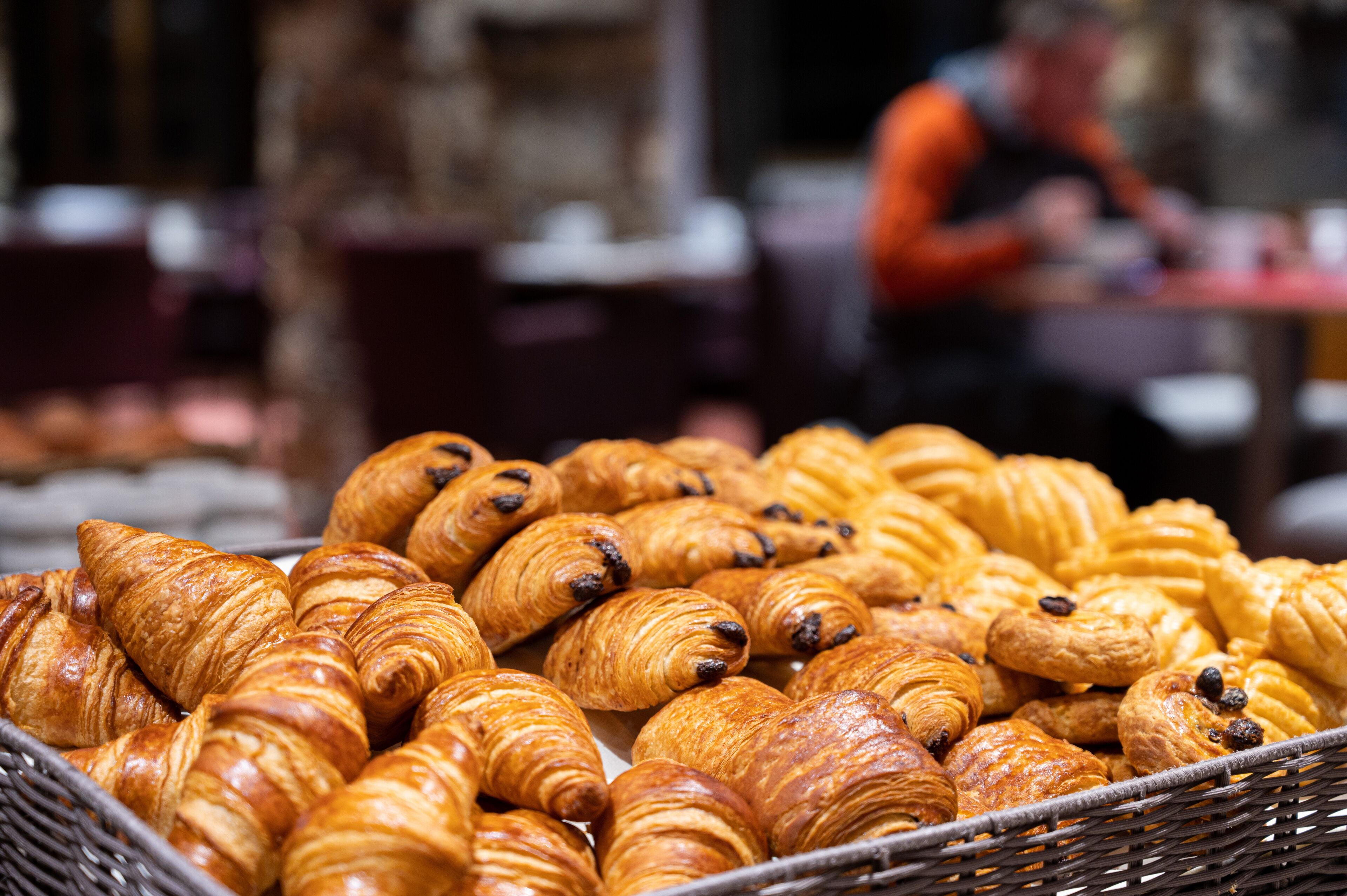 Ein Korb voller verschiedener Croissants.