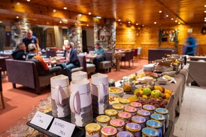 Free daily continental breakfast - Hôtel L’Aiguille Percée  (Tignes)