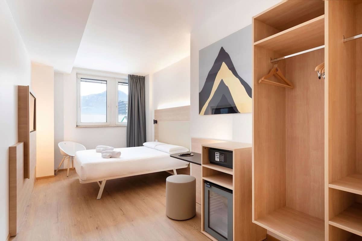 Coffres-forts dans les chambres, bureau, Wi-Fi gratuit, draps fournis