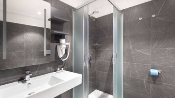 Douche, douche à « effet pluie », articles de toilette gratuits