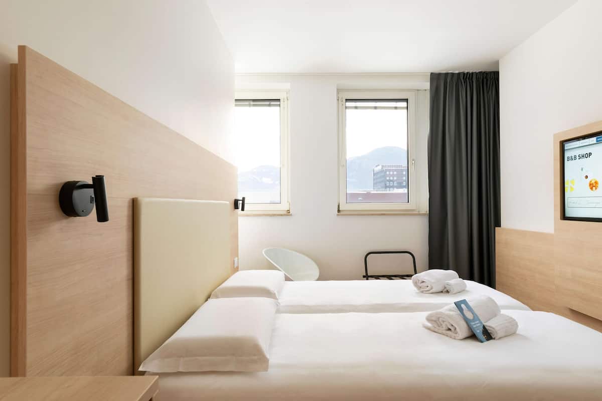 Standard-Zweibettzimmer, Nichtraucher | Zimmersafe, Schreibtisch, kostenlose Babybetten, kostenloses WLAN