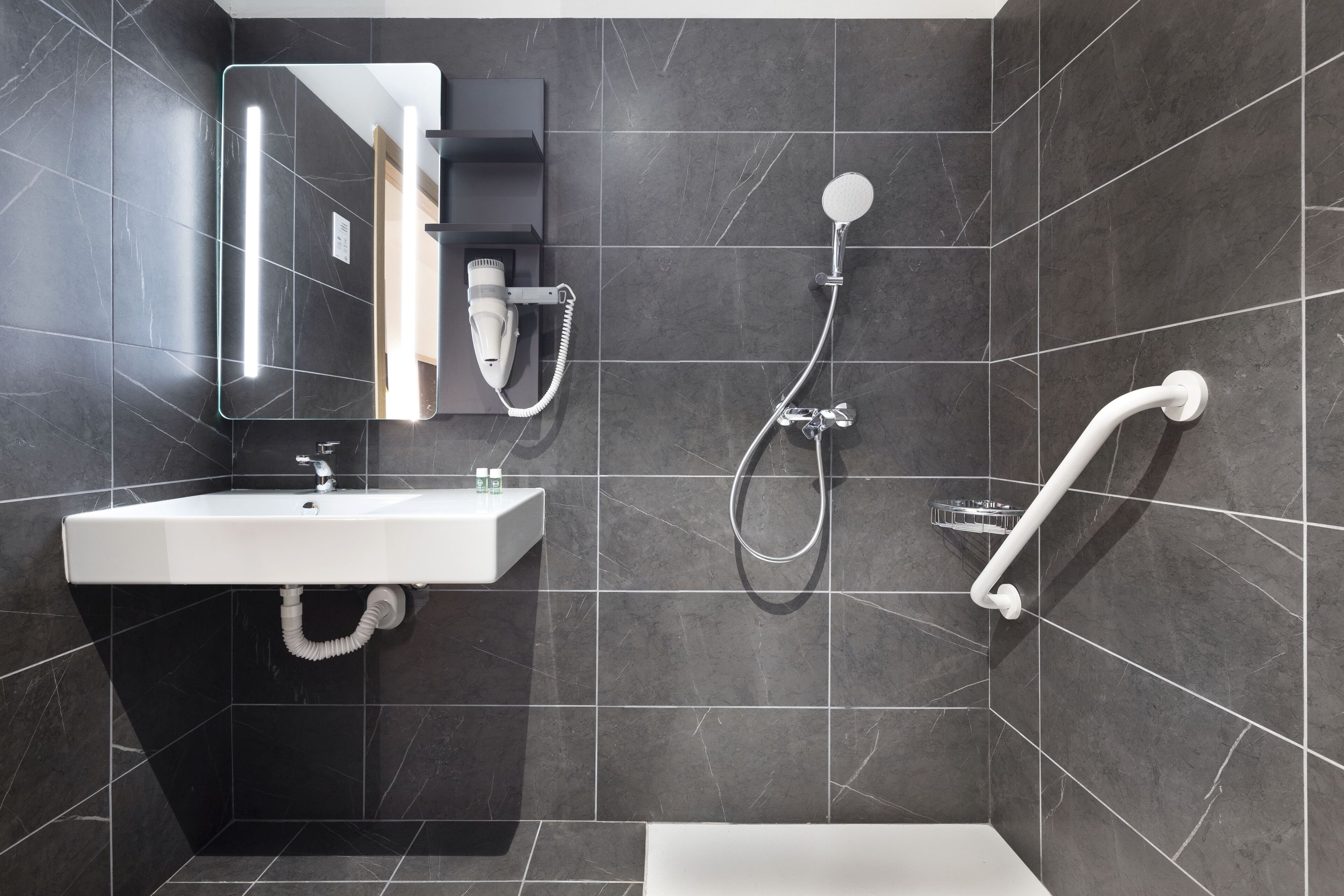 standard double room, non smoking | bathroom | shower, rainfall showerhead, free toiletries, hair dryer