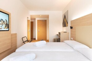 Quarto duplo standard, acessível, para não fumantes | Cofres nos quartos, escrivaninha, Wi-Fi de cortesia, roupa de cama