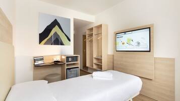 Standard enkelrum - icke-rökare | VÀrdeförvaringsskÄp pÄ rummet, skrivbord, gratis wi-fi och sÀngklÀder