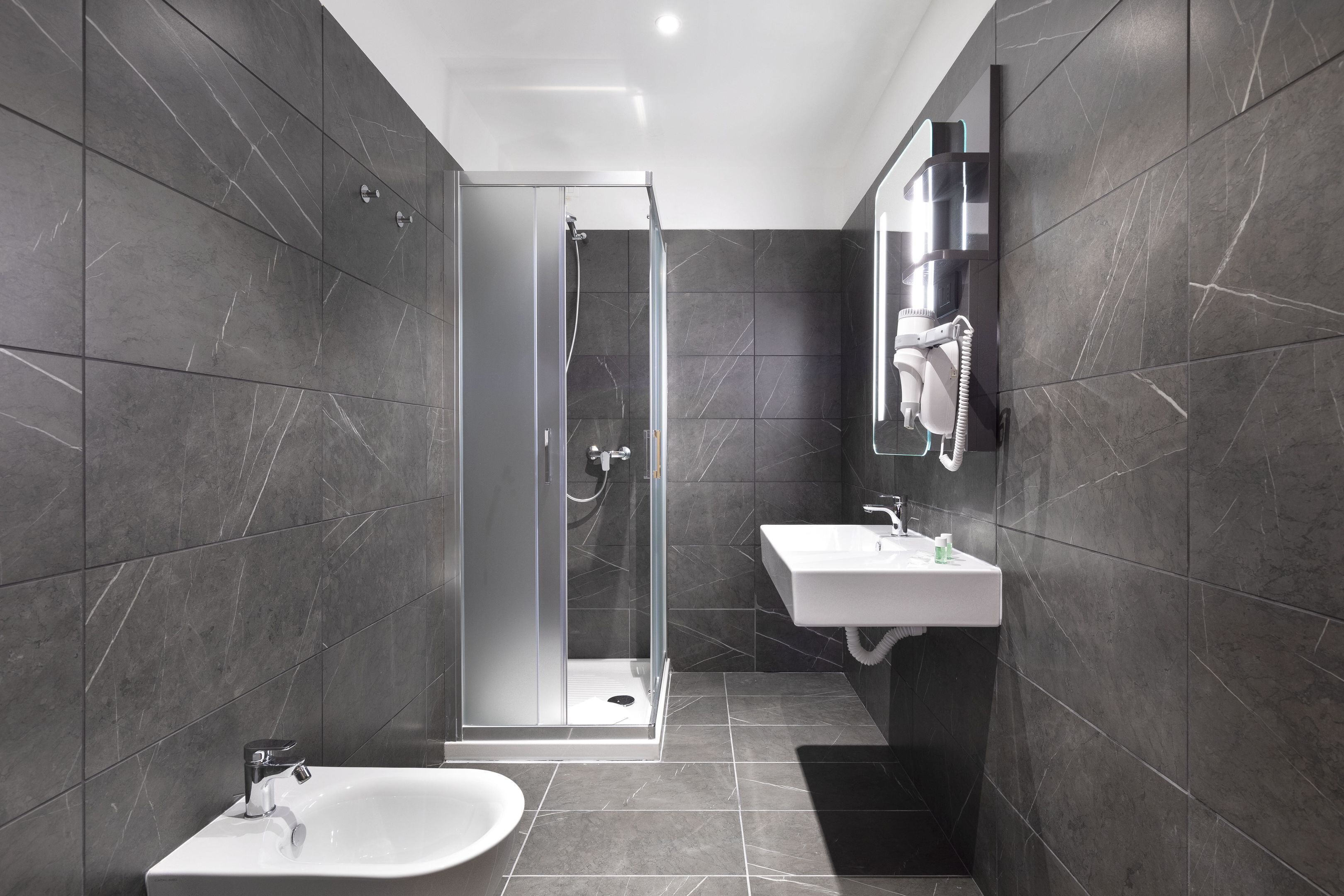 Shower, rainfall showerhead, free toiletries, hair dryer