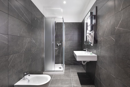 Shower, rainfall showerhead, free toiletries, hair dryer. B&B Hotel Bolzano