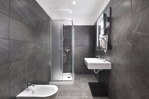 Shower, rainfall showerhead, free toiletries, hair dryer