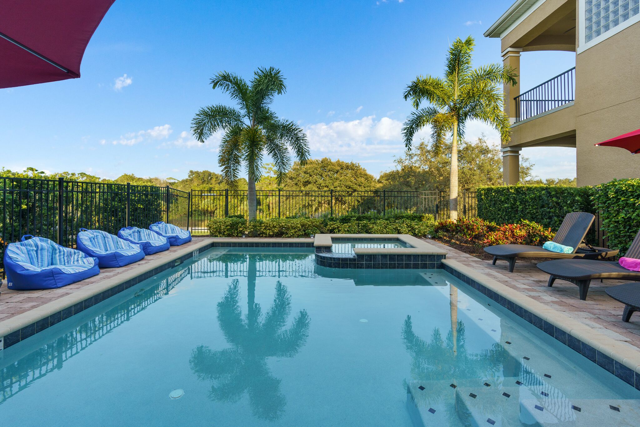 Luxurious pool home with theater 6 miles from Disneyworld